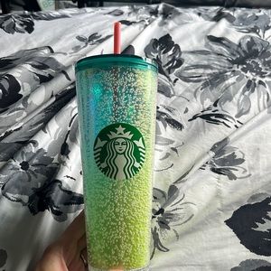 Starbucks 24 fl oz/ 710ml cup.